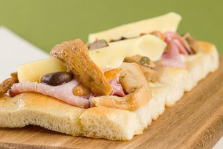 Trancio focaccia farcita con fontina e cotto