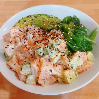 402. Poké bowl de salmón spicy