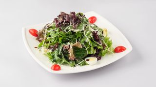 Тёплый салат из куриного филе в имбирном соусе