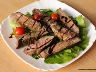 Tagliata su valeriana e fonduta di pecorino di Pienza