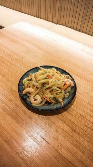 Udon Salteado con langostino rebozado