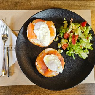 Tost sa dimljenom pastrmkom i poširanim jajima
