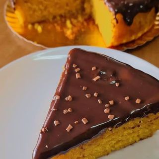 Fatia Bolo de cenoura com ganache de chocolate