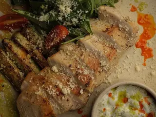 Курячий стейк з соусом дзадзикі (250g)