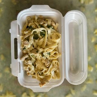 Tagliatelle z kurczakiem, szpinakiem i śmietaną
