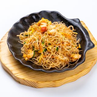 102. Spaghetti di riso con frutti di mare alla piastra