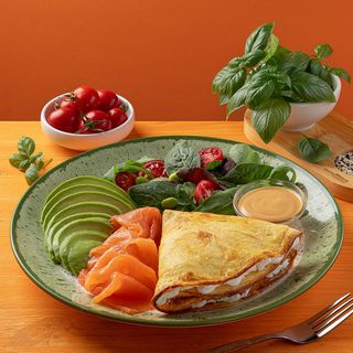 Омлет з лососем та авокадо