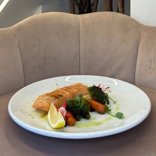 Стейк лосося з овочами та вершковим соусом