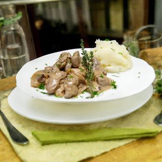 Говяжья печень с луком и сметаной (200 гр.)