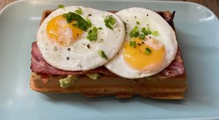 Gofr z guacamole i jajkami sadzonymi