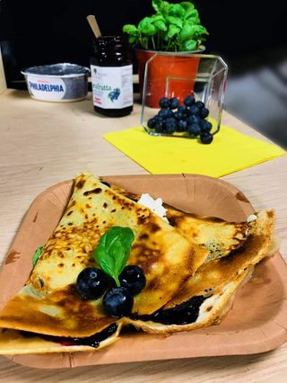 Палачони сладко боровинки, крема сирене Филаделфия и пресен босилек