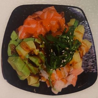 145.Poke salmón gambas aguacate mango y wakame
