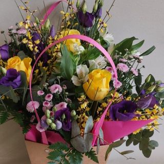 Borsina di fiori misti in cartoncino con manico 