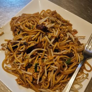 22. Spaghetti saltati con maiale  e salsa di soia酱油肉炒面