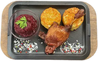 Pulpă de rață cu cartofi gratinați și salată de sfeclă roșie
