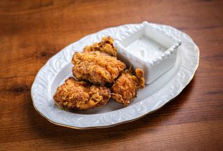 ქათმის ნაგეთსი ლურჯი ყველის სოუსით