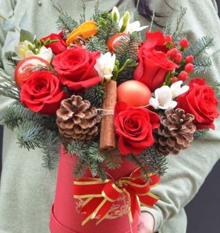 Cutie pentru iarna cu trandafiri si frezii