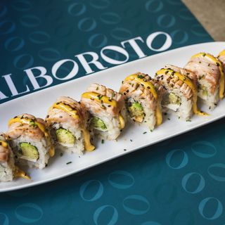 Sushi Uramaki De Flambeado De Salmón