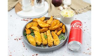 Crochete de pui cu fulgi si parmezan,cartofi wedges,salata de varza alba,Coca Cola