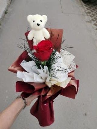 Ruža u buketu sa medicom