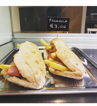 Focaccina con wurstel e patatine