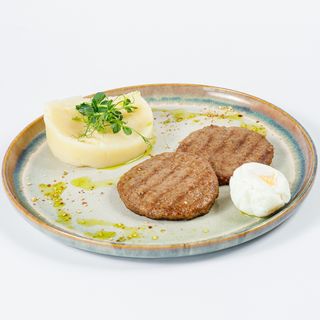 Котлеты с гарниром и яйцо пашот