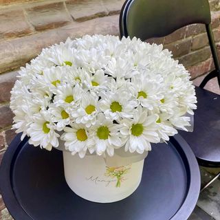 Композиція в коробці з  ромашок хризантем