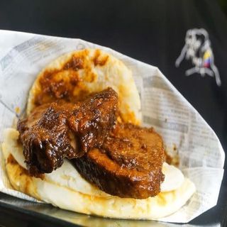 Arepa De Asado Negro Y Queso Amarillo