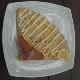 Palačinka sa pršutom, sirom i prilogom