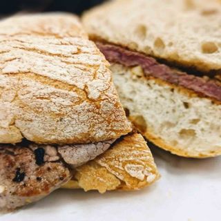 Prego grelhado no pão