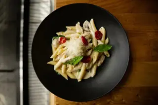 Пенне с курицей и грибами