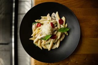 Пенне с курицей и грибами