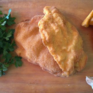 Bečka šnicla sa pireom i salatom 