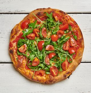Pizza al tegamino rucola e pomodori freschi