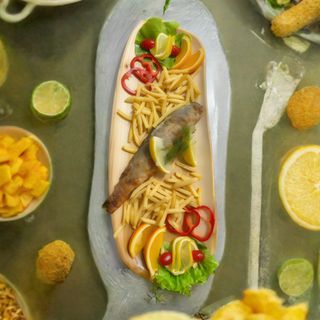 Pstrąg tuszka w całości z masłem , frytki , surówka z kiszonej kapusty