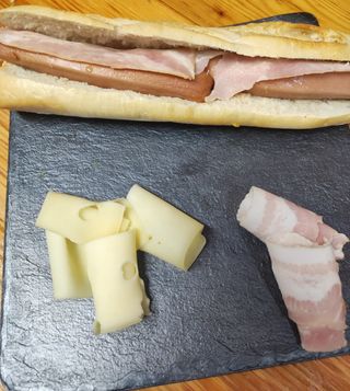 Perrito bacon y queso