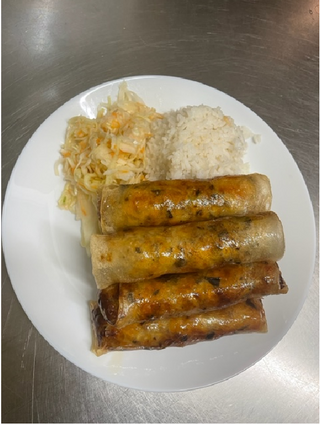 Sajgonki z ryżem i surówką 3 szt.