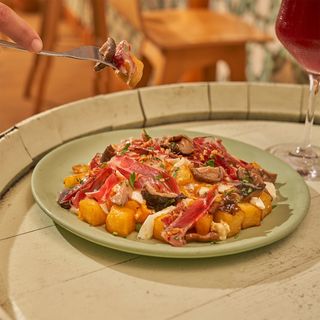 Huevos rotos con setas y paletilla