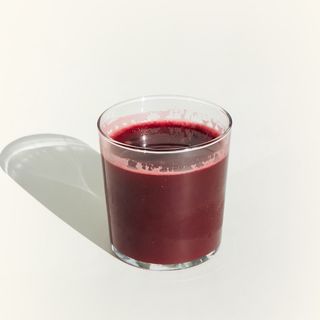 Zumo de remolacha, manzana, limón y jengibre