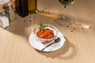 Zacuscă gătită la foc de lemne