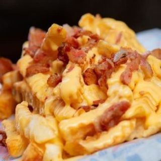 Patatas Con Salsa Cheddar Y Bacon
