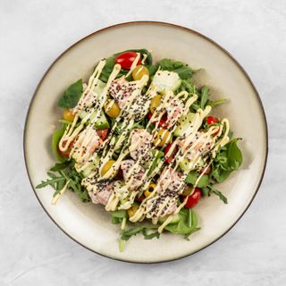 SAŁATKA Z ŁOSOSIEM