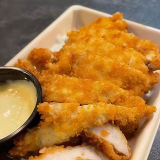 Tiras Pollo Katsu con salsa de mostaza y miel