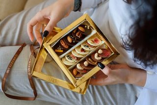 Bomboane mediante mix din ciocolata intr-o cutie patrata