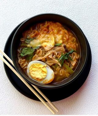 Рамен с яйцом и сыром