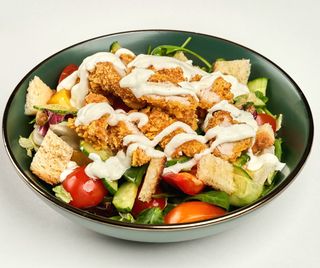 Salată cu piept de pui crispy