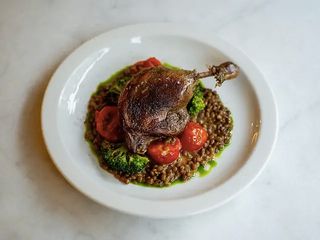 Качина ніжка з сочевицею