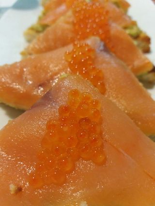 Tostada De Salmón Ahumado Con Salsa Tartara