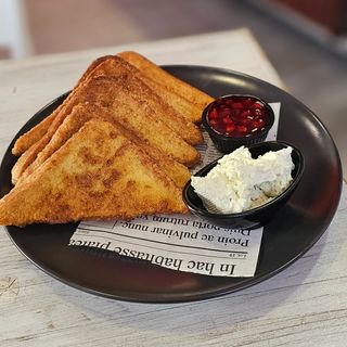 Пържени филийки със сирене и сладко