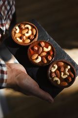 Тарт з солоною карамеллю та горіхами